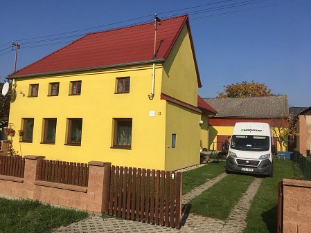 Foukaná izolace do dutiny trámového stropu v rodinném domě v Bohuslavicích